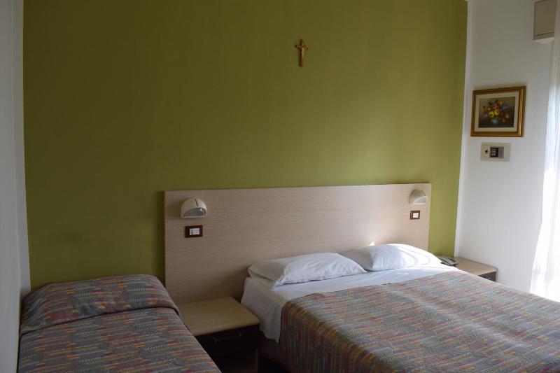 Superior Triple Room image 3