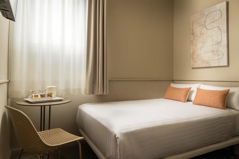 Economy Double Room image 3