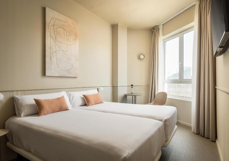 Twin Room image 3