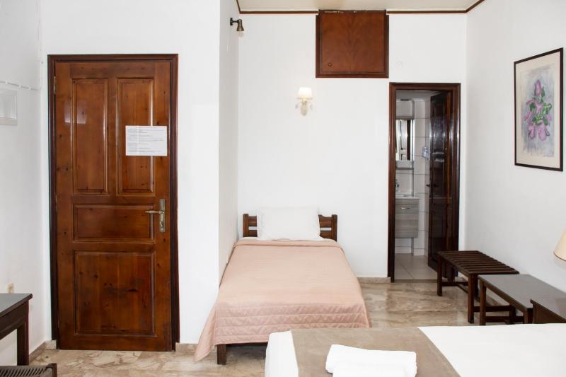 Triple Room with Sea View image 4