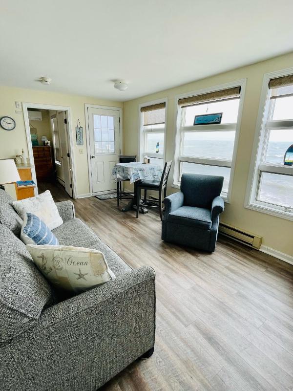 One-Bedroom Apartment - Ocean Front image 4