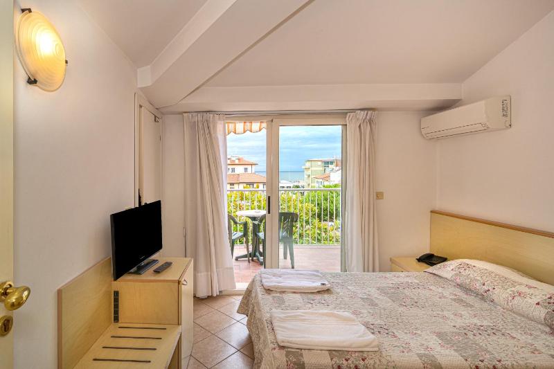 Double Room with Balcony and Sea View image 1