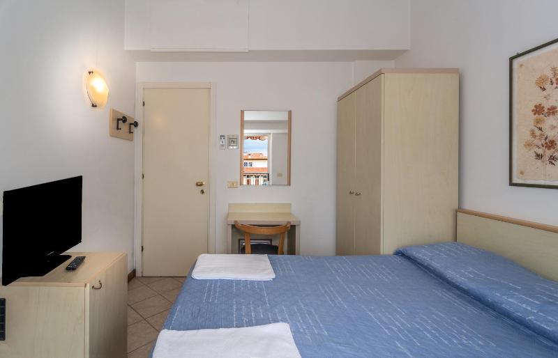 Double Room with Balcony and Sea View image 3