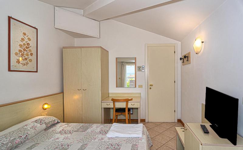 Double Room with Balcony and Sea View image 4