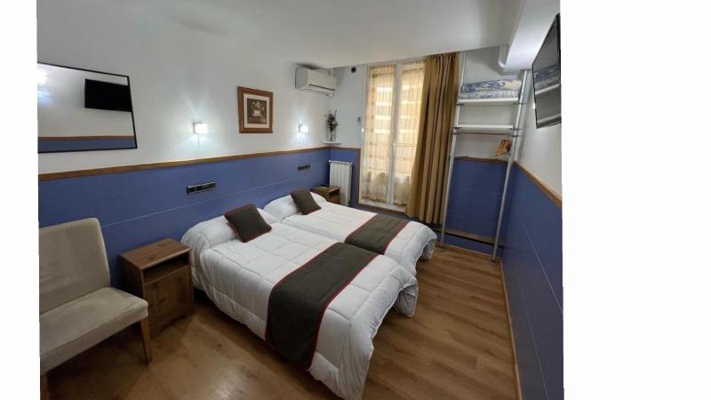 Double or Twin Room with Balcony image 2