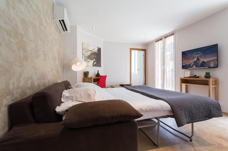 One-Bedroom Apartment with Garden image 2