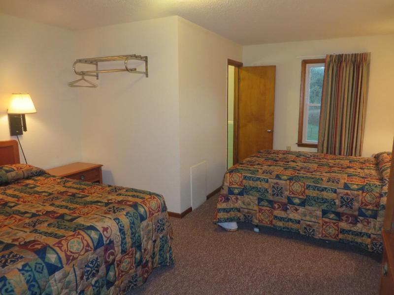 Queen Room with Two Queen Beds image 3