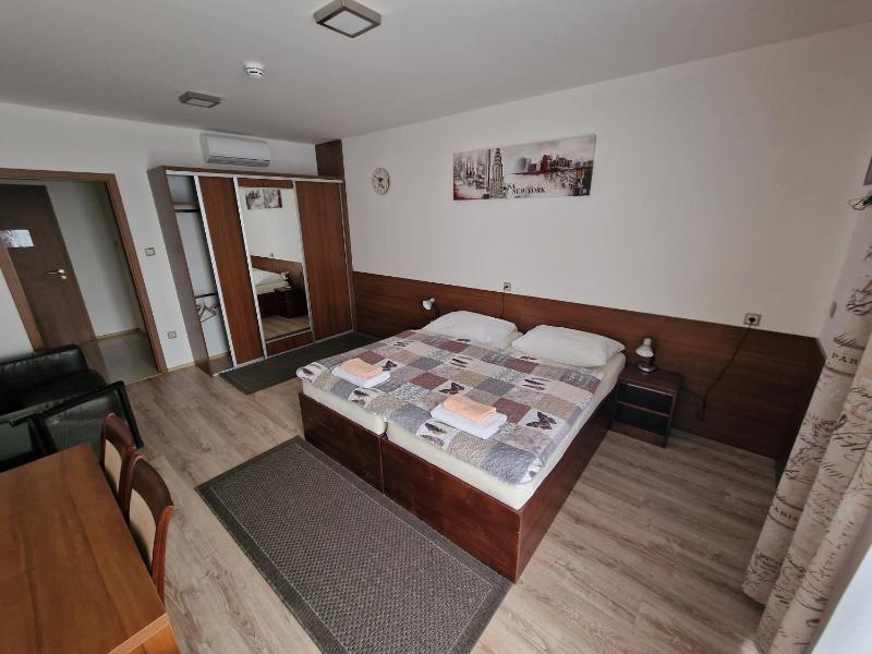 Classic Double or Twin Room image 4