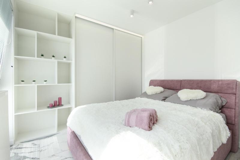 Apartamenty HashtagWilda_Apartament Złoty - image 4
