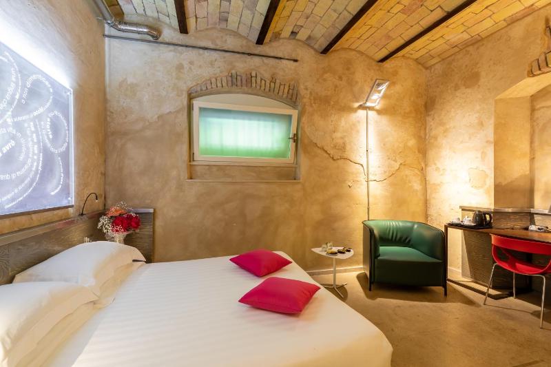 Design Standard Double or Twin Room with High Window image 1