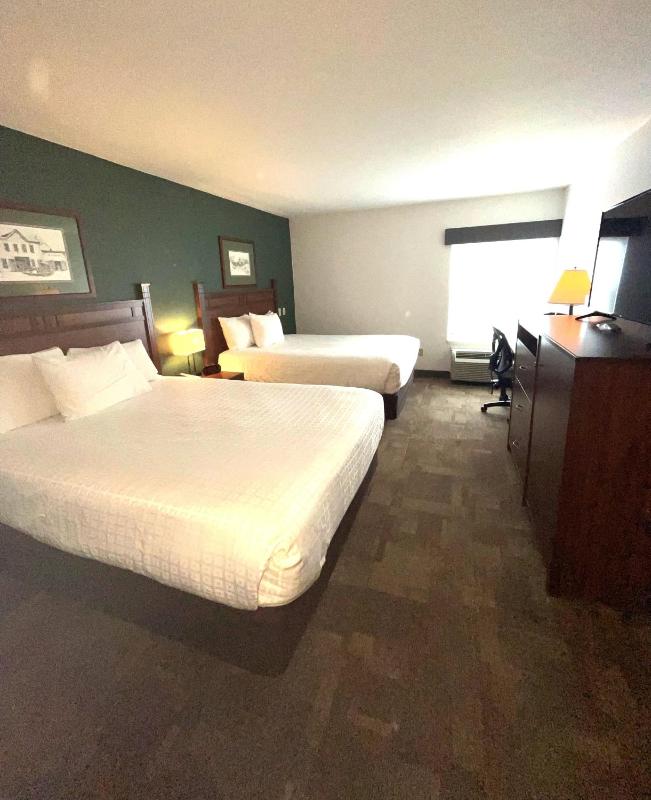 Queen Room with Two Queen Beds image 4