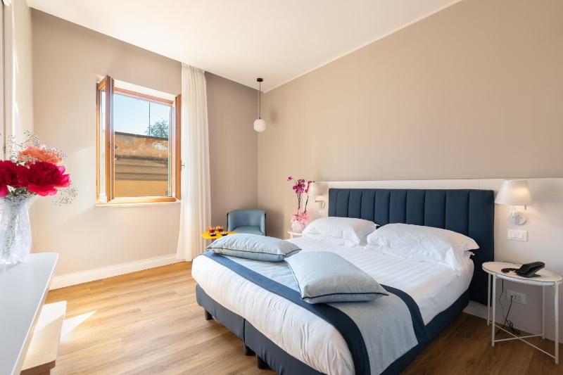 Deluxe Double or Twin Room image 4