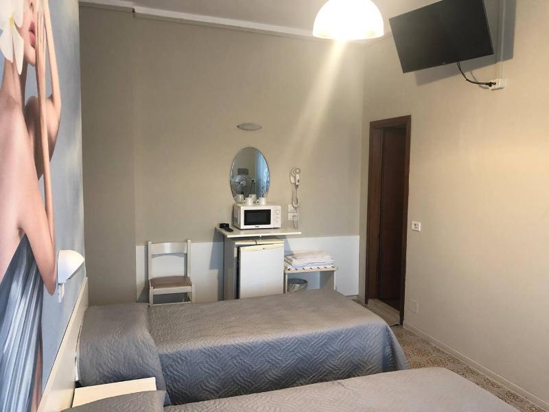 Triple Room with Balcony image 4