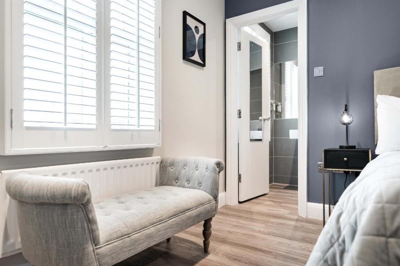 Classic Double Room image 3