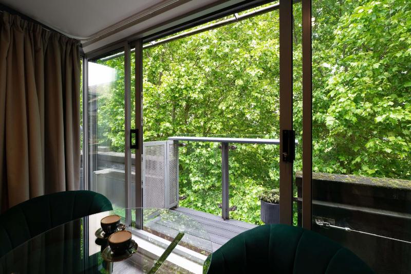 Loft Studio with Balcony image 2