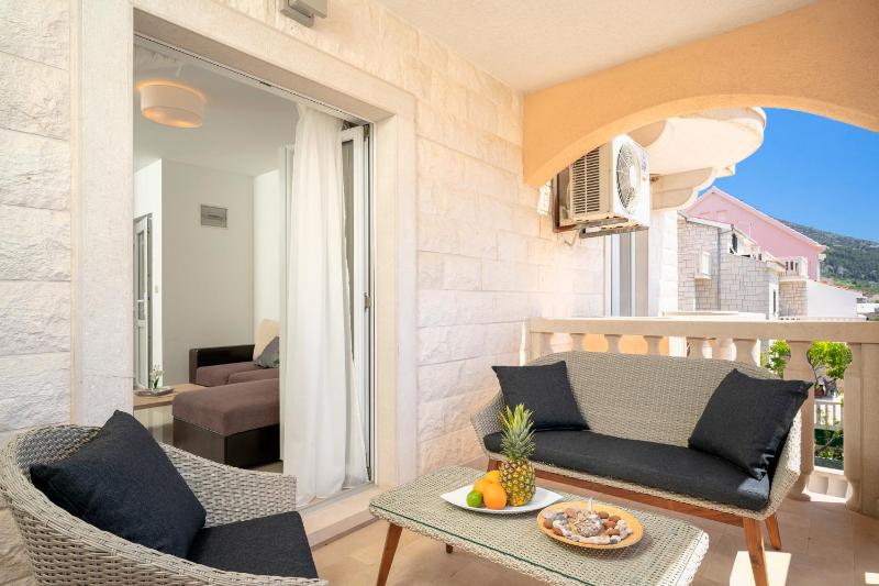Hektorovic poolside apartments - image 8