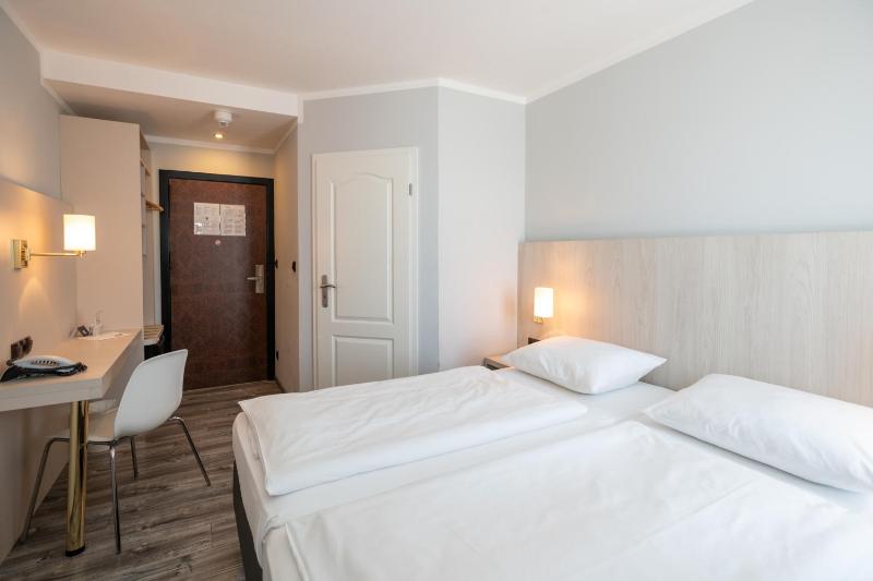 Double Room image 3