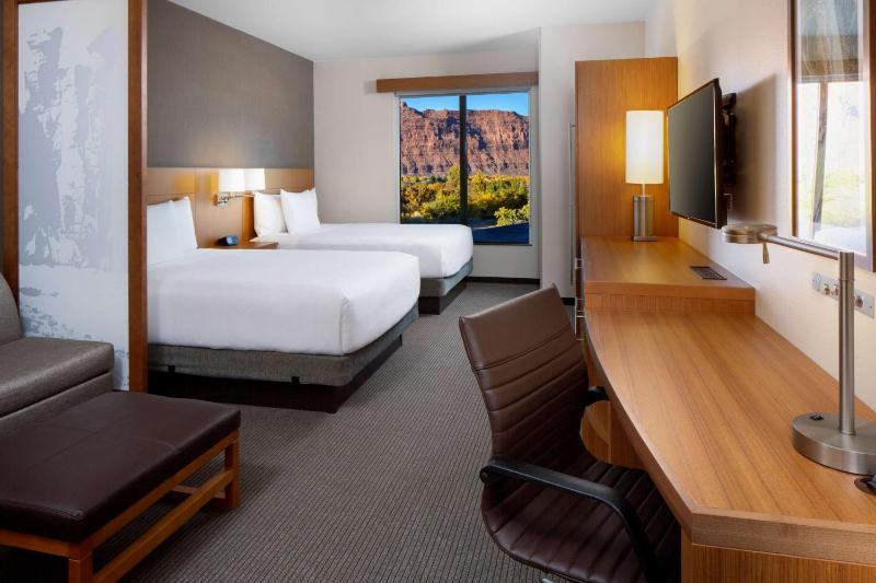 Queen Room with Two Queen Beds and Scenic View image 1