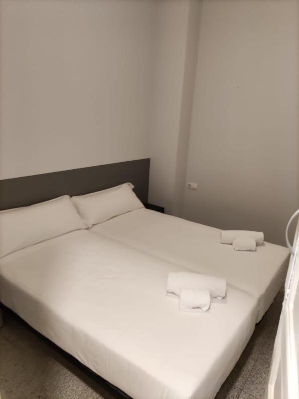 Budget Single Room with Shared Bathroom image 4