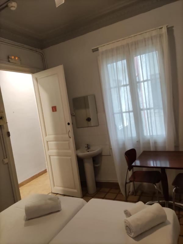 Budget Double Room with Shared Bathroom  image 4