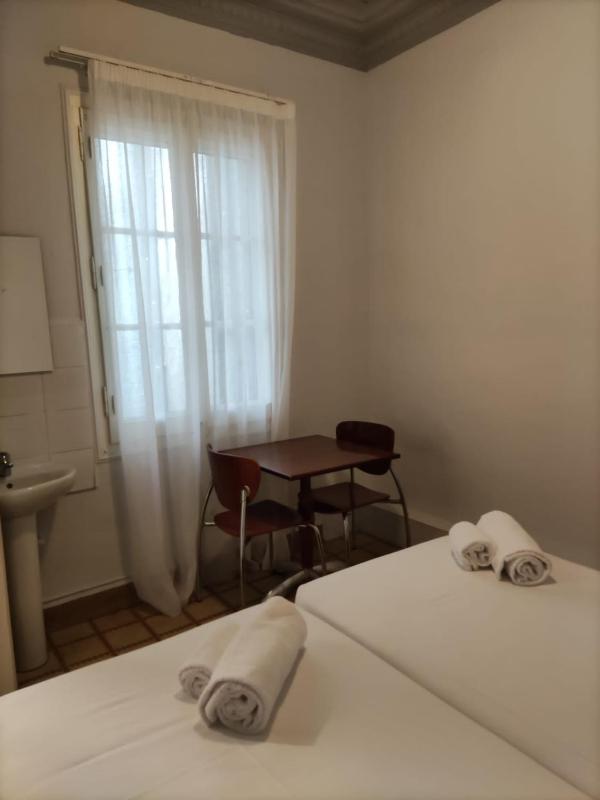 Budget Double Room with Shared Bathroom  image 3