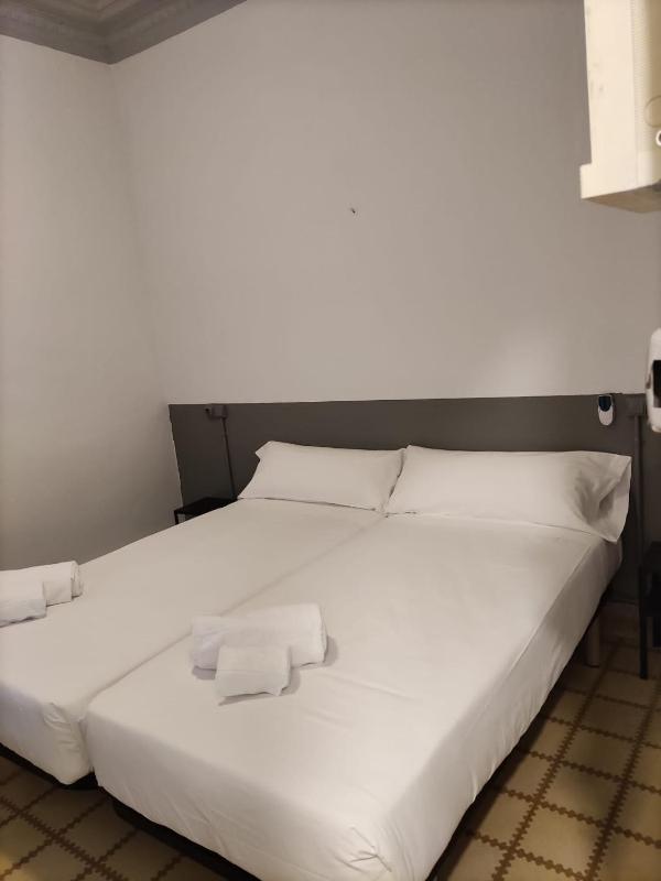 Budget Single Room with Shared Bathroom image 1