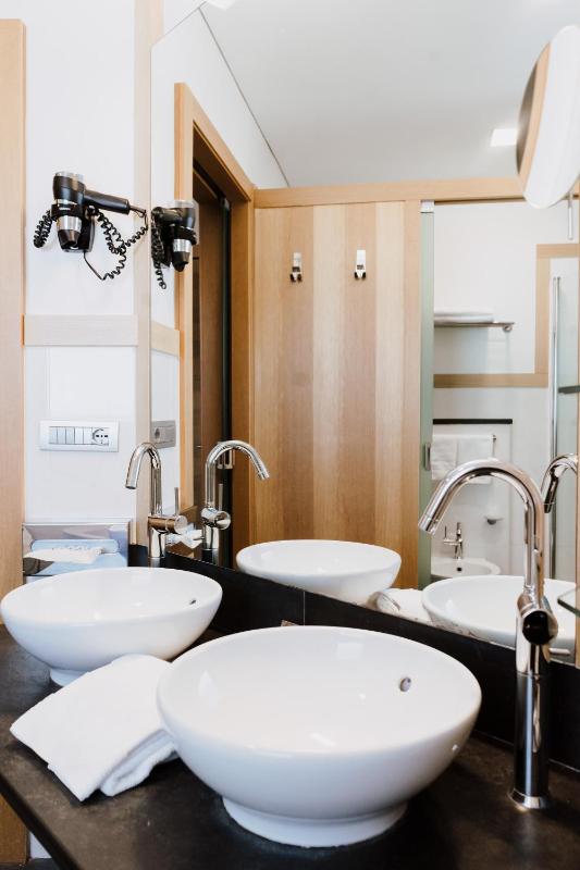 Deluxe Double Room with Balcony image 4