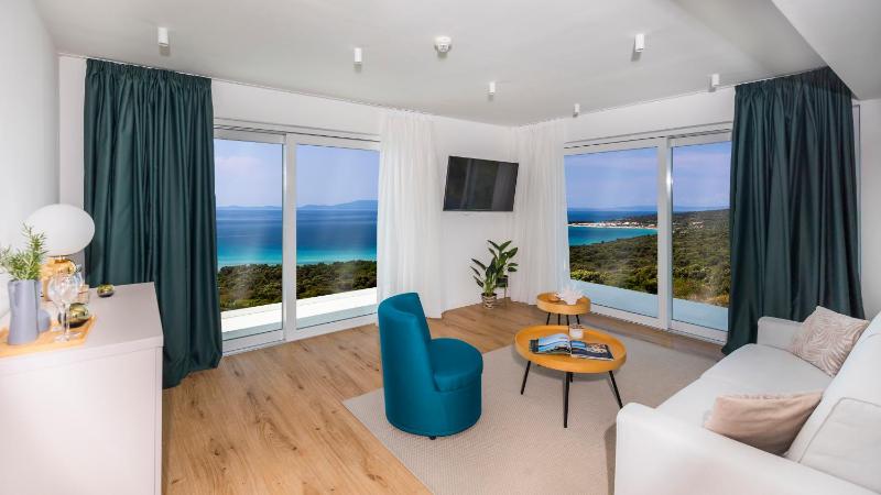 Deluxe Suite with Sea View image 4