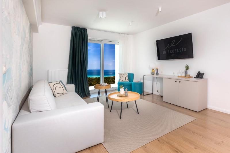 Premium Suite with Sea View image 3