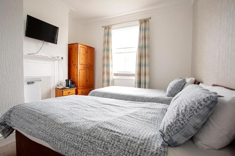 Twin Room 4 image 4