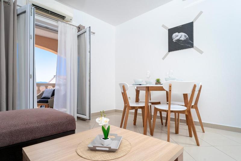 Hektorovic poolside apartments - image 34