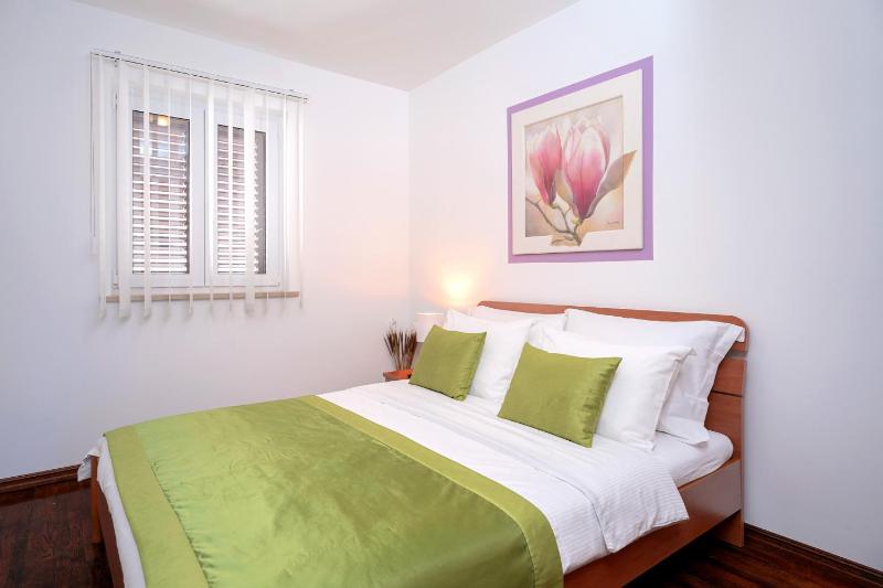 Hektorovic poolside apartments - image 24