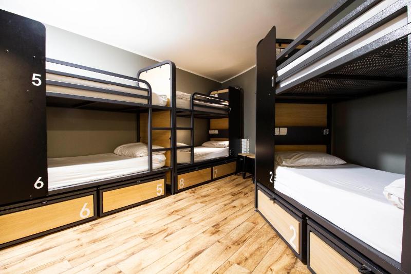 Private 8-bed Room - Ensuite image 3