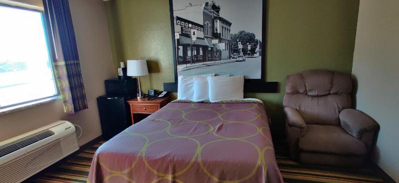Queen Room - Mobility Access/Non-Smoking image 3