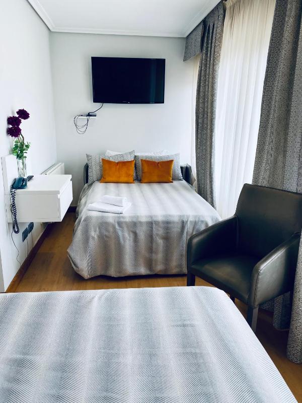 Triple Room (2 Adults + 1 Child) image 2
