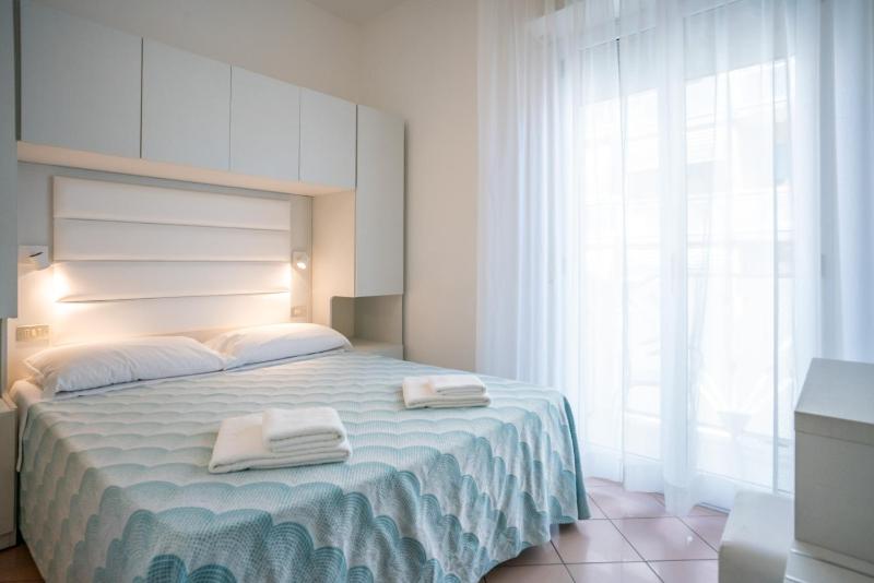 Double Room with Sea View image 3