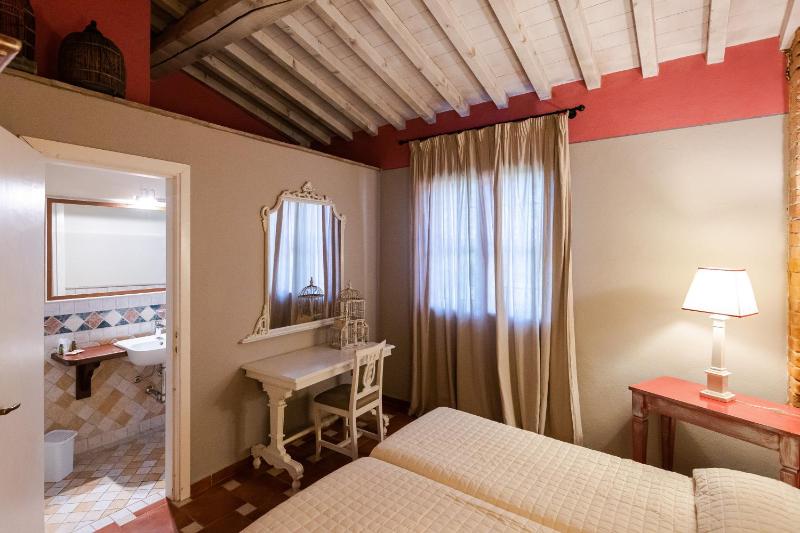 Superior Two-Bedroom Apartment - Separate Building image 3