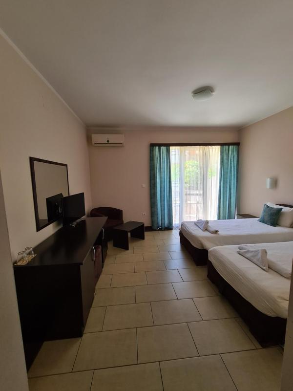 Twin Room image 3