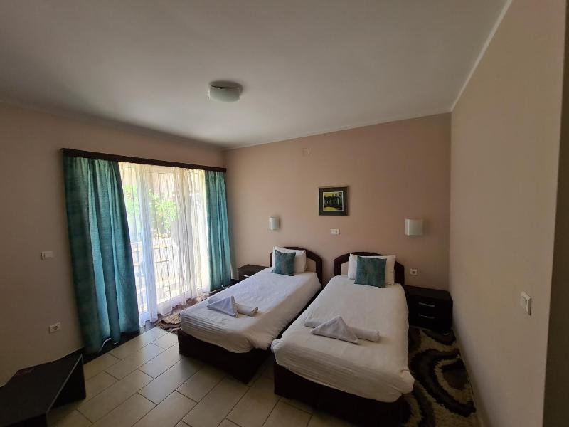 Twin Room image 4