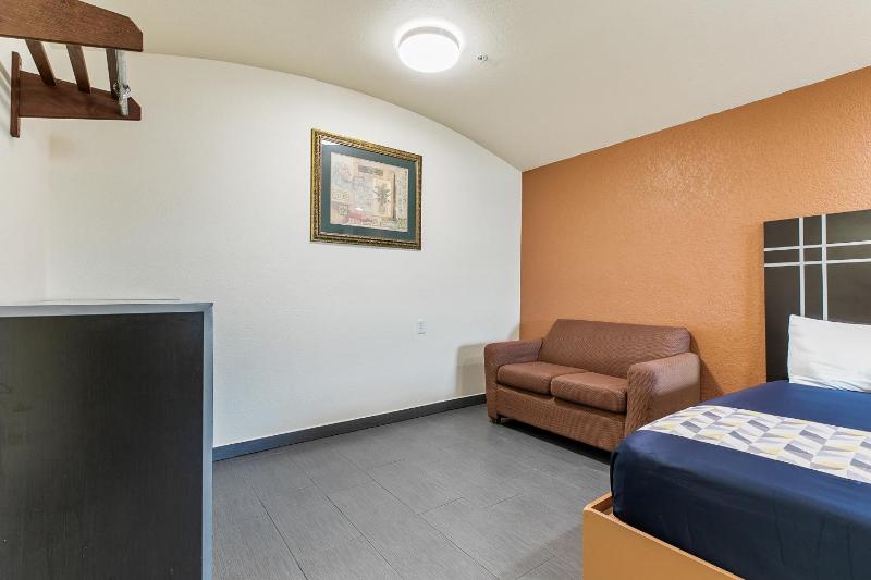 Double King Family Room image 4