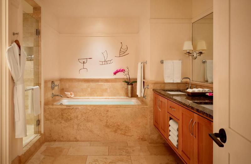 One-Bedroom Suite with Garden View image 2