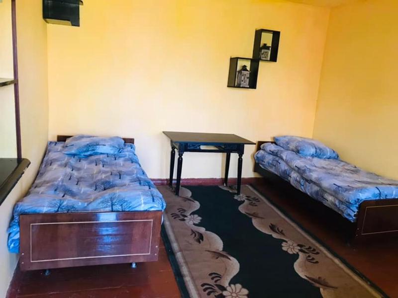 Basic Triple Room with Shared Bathroom image 1