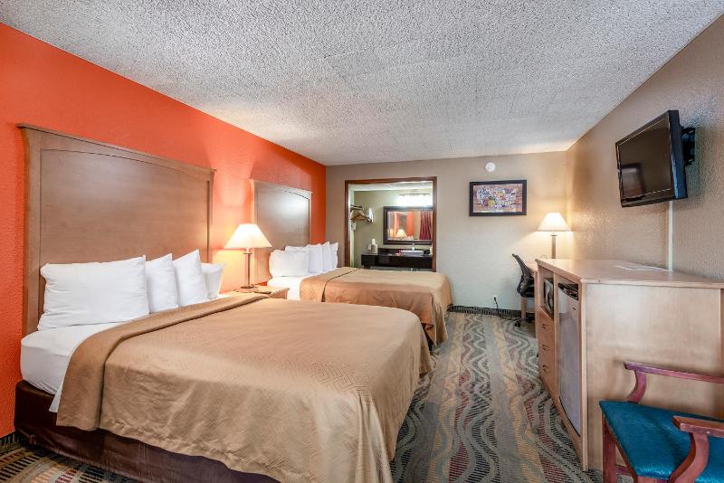 Deluxe Queen Room image 1