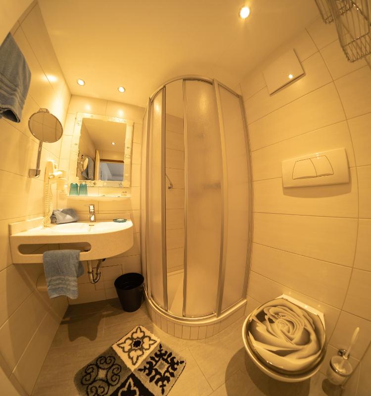 Double Room image 4