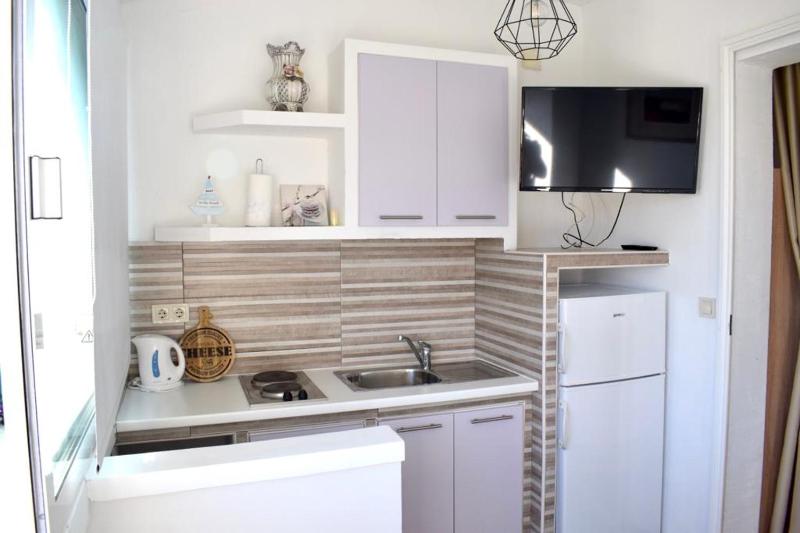 Studio Apartment with Sea View image 3