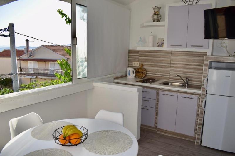 Studio Apartment with Sea View image 4