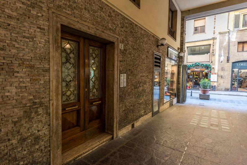 Ponte Vecchio Deluxe Apartments - image 6