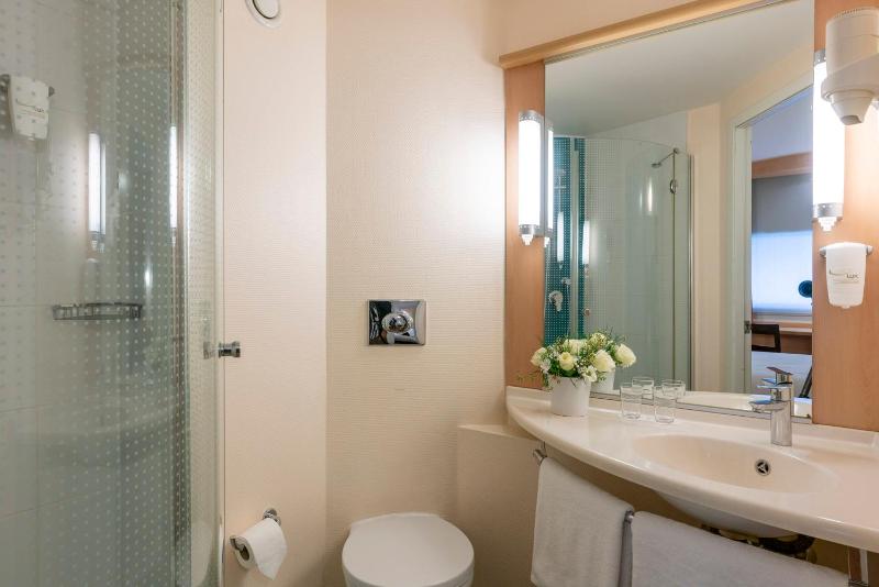 Standard Double Room image 3