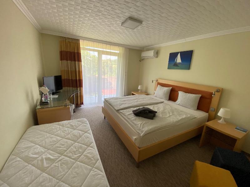 Triple Room with Balcony image 4