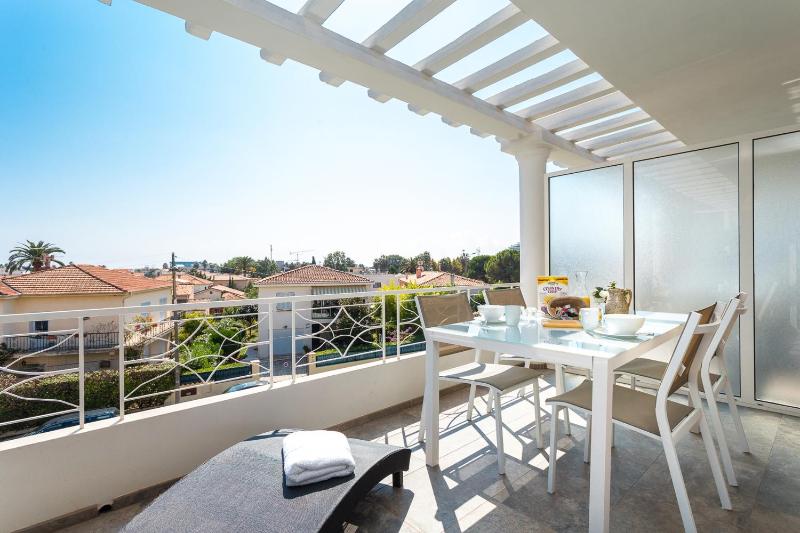  One-Bedroom Apartment with Terrace image 3